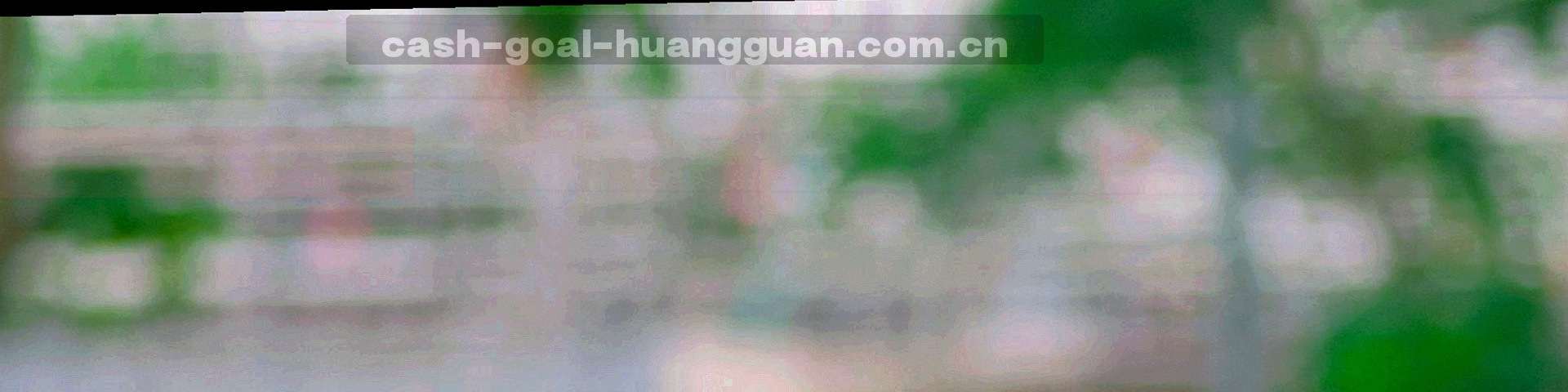 球场中线与看台灯带抽象成长条横幅